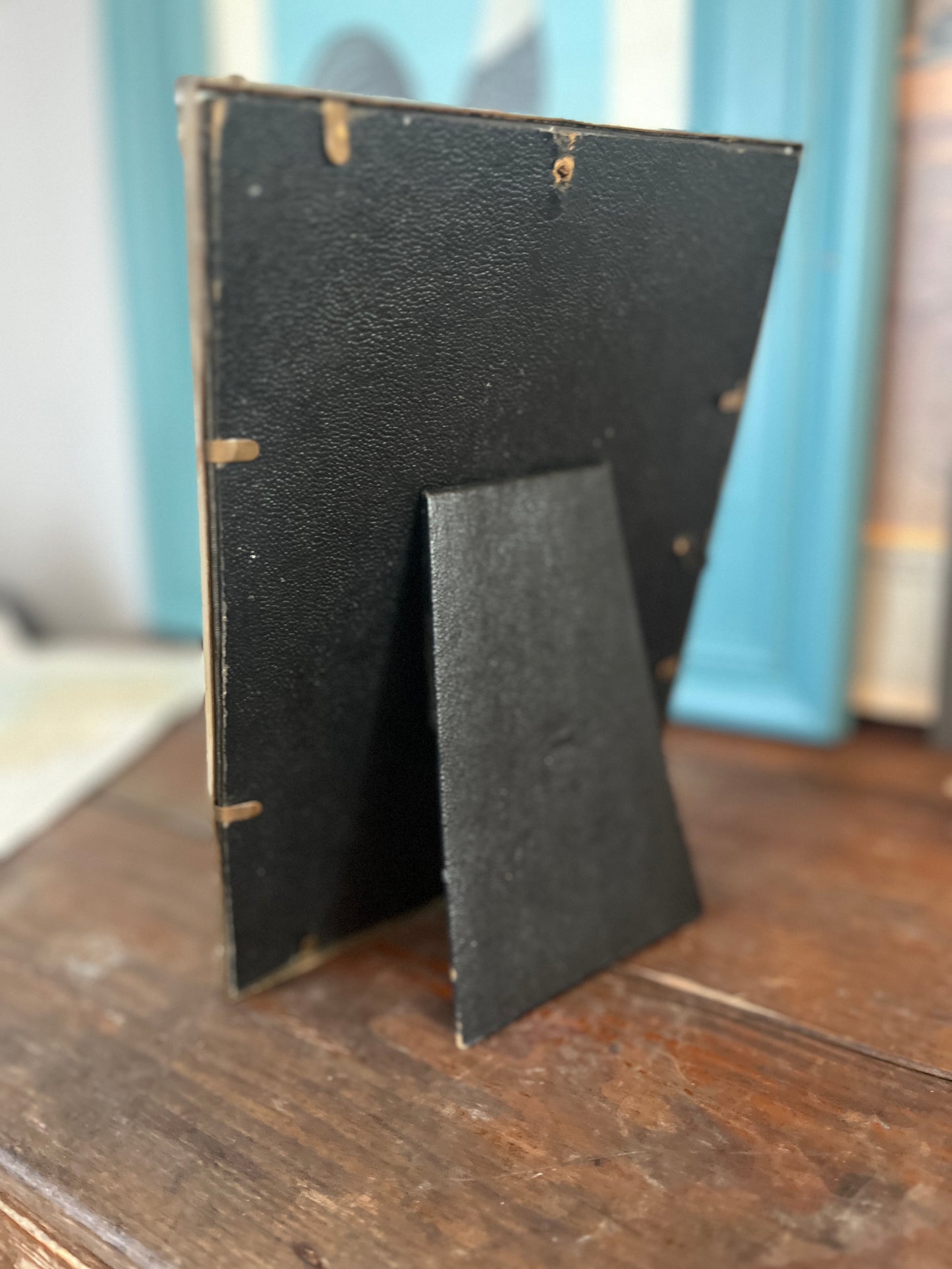 Antiker Rahmen mit Aufdruck einer gelben Iris