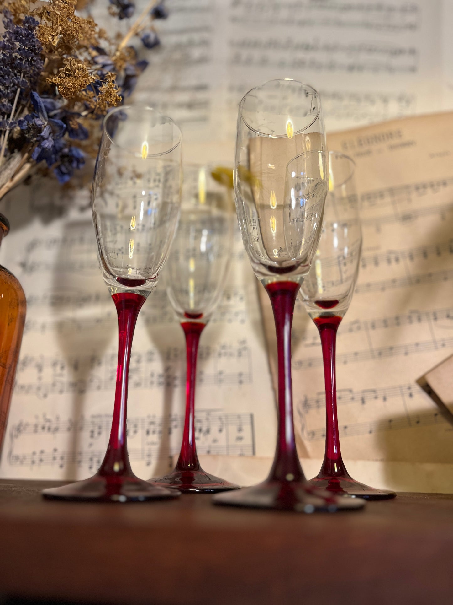 Satz rote Glassockel