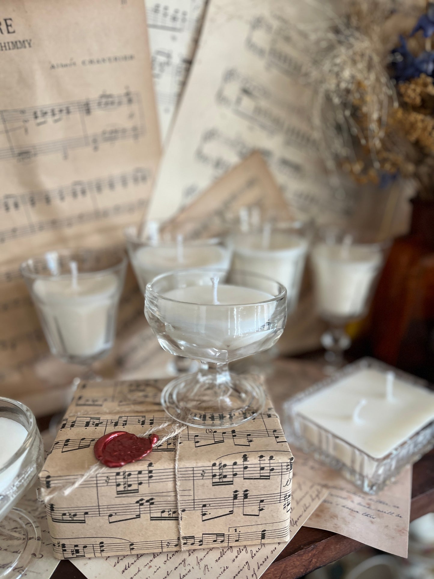 Kerze im Rotweinglas