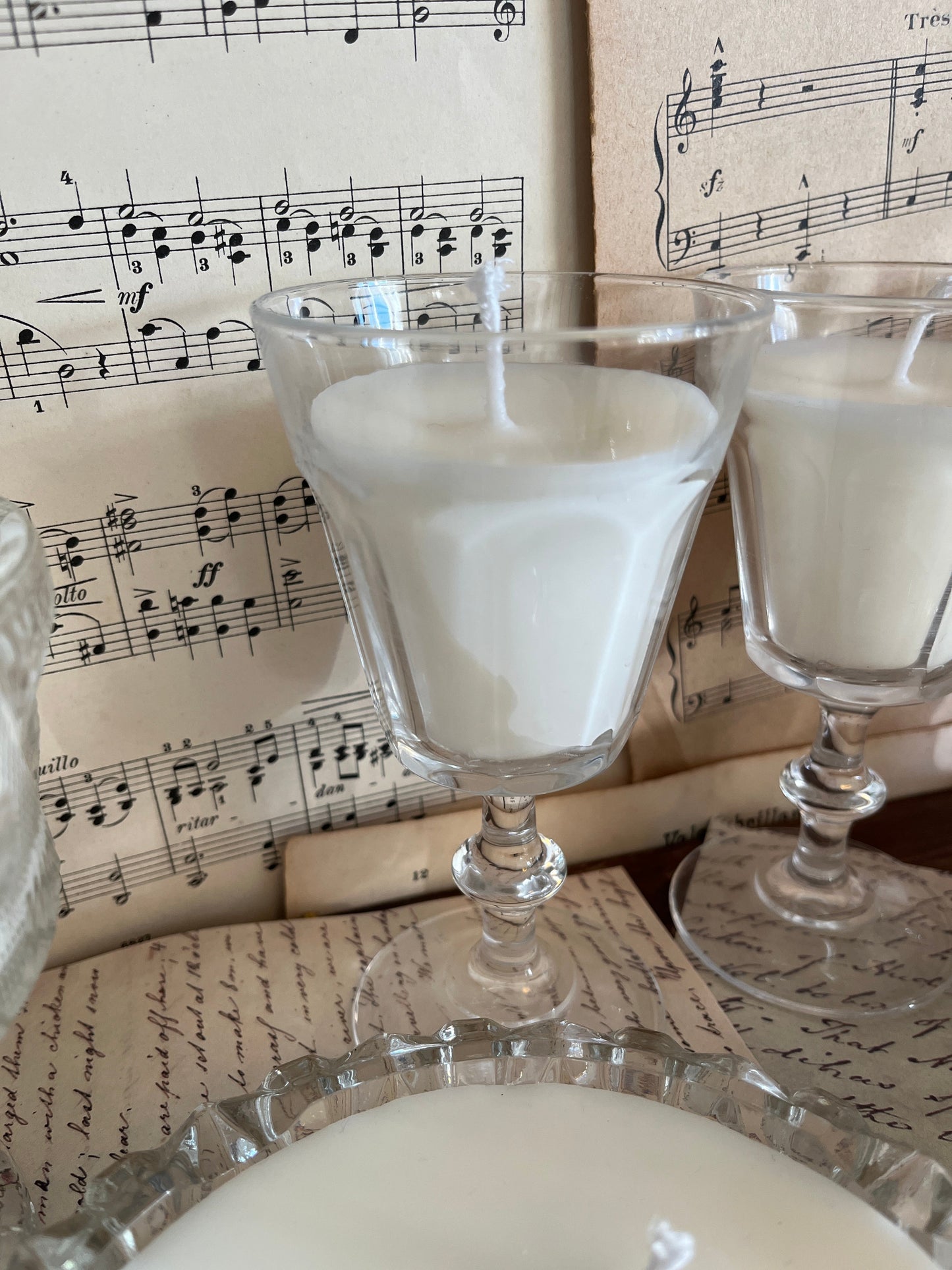 Kerze im Weißweinglas