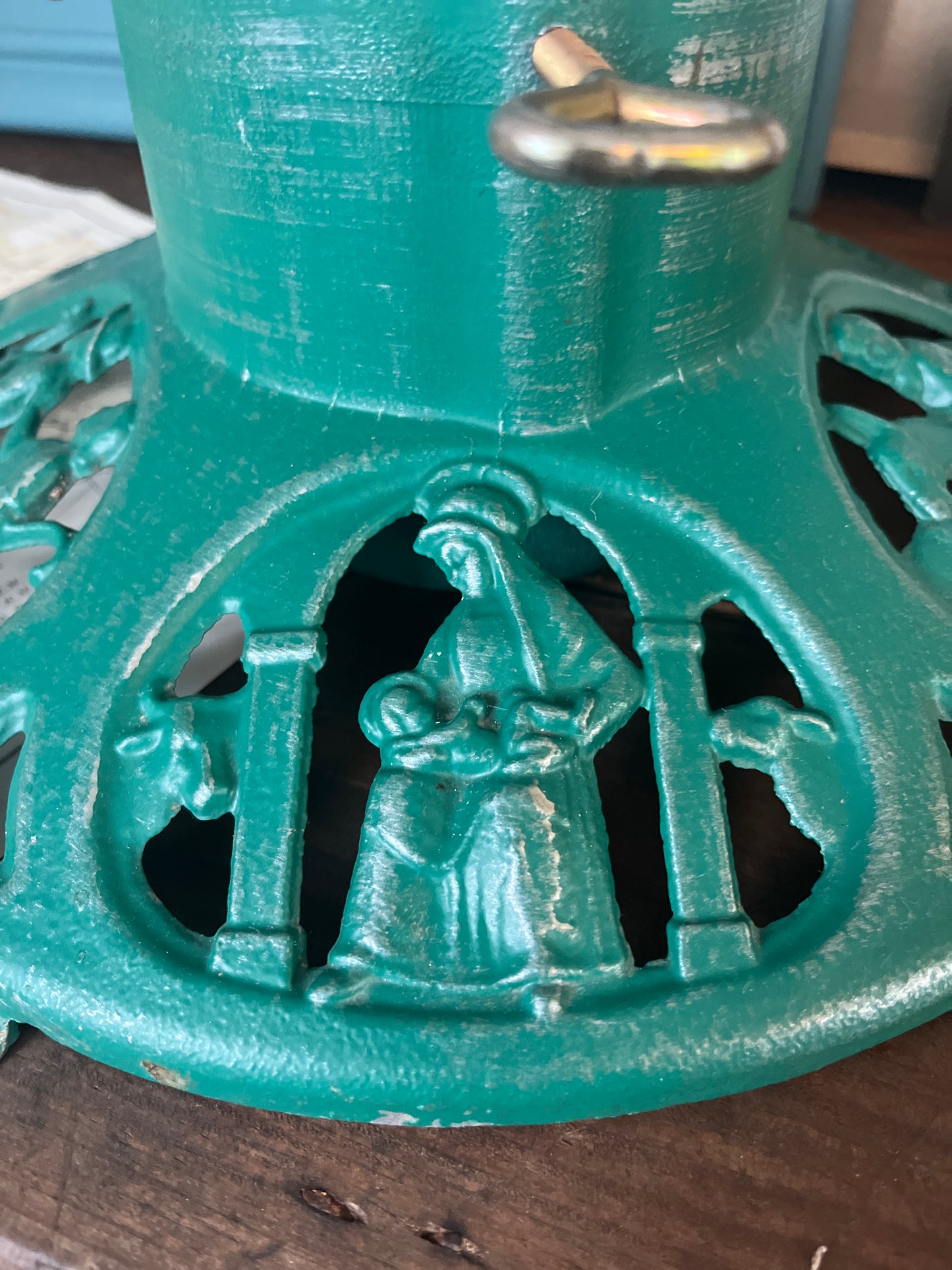 Christbaumständer mit Weihnachtsszenen