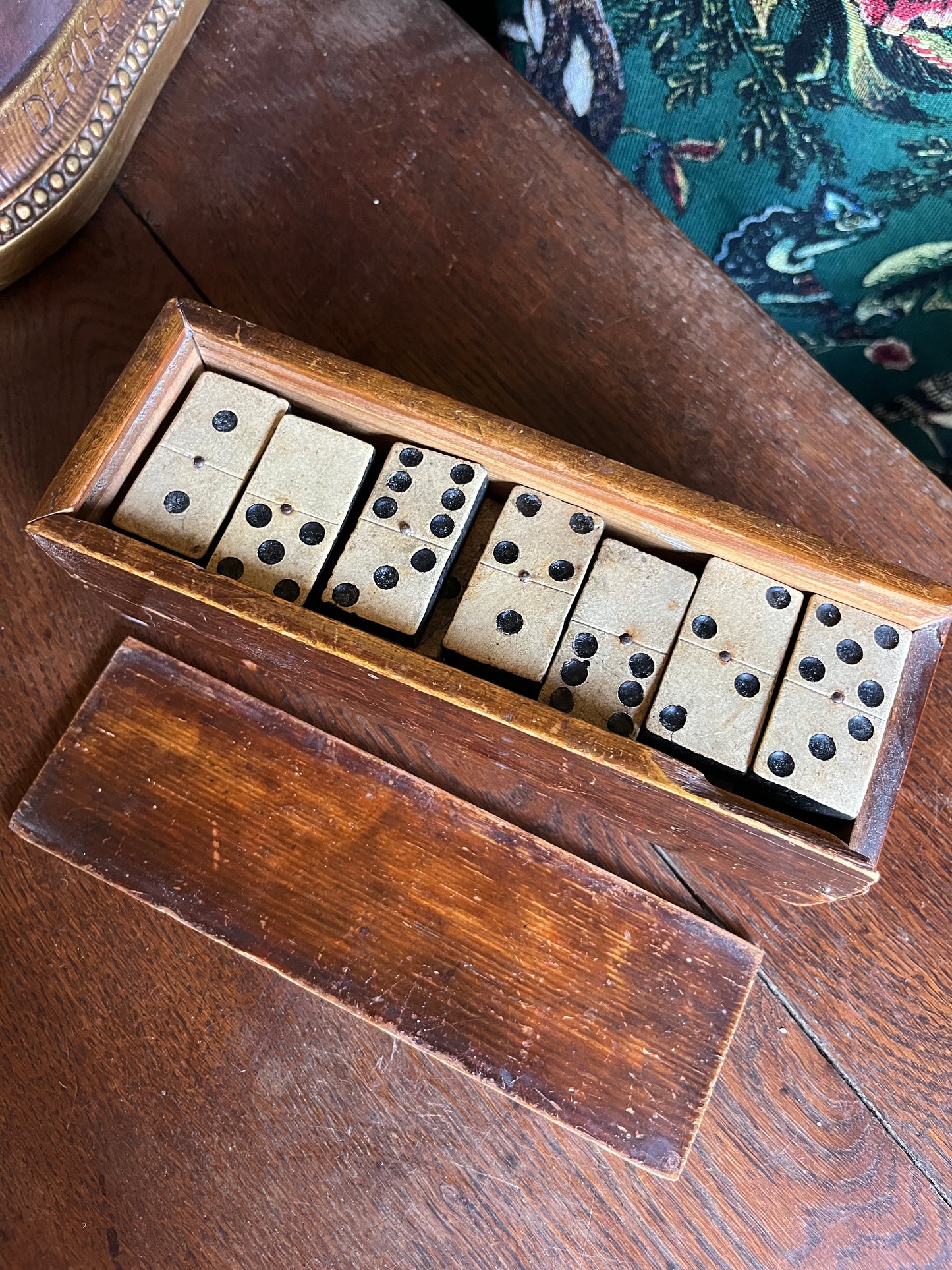 Antiek doosje dominostenen