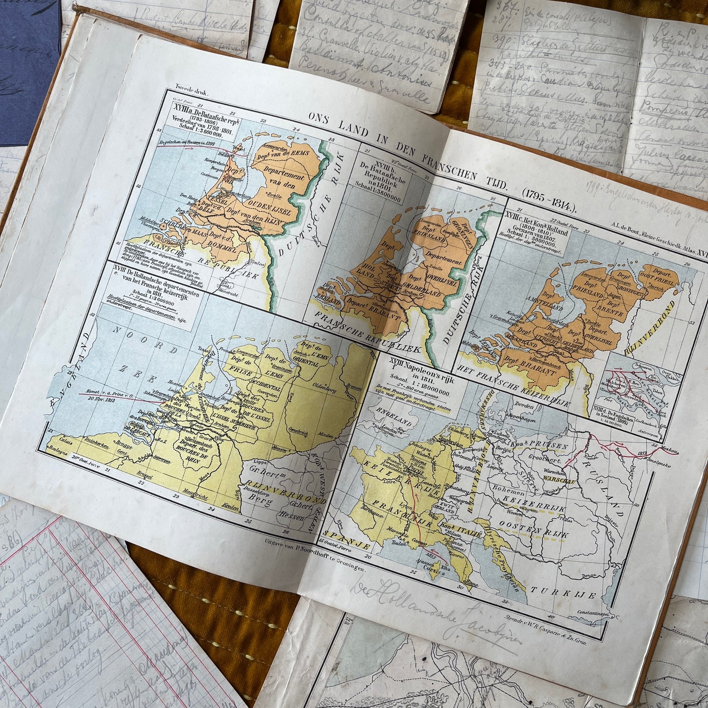 Antieke schoolatlas 1918 met persoonlijke notities