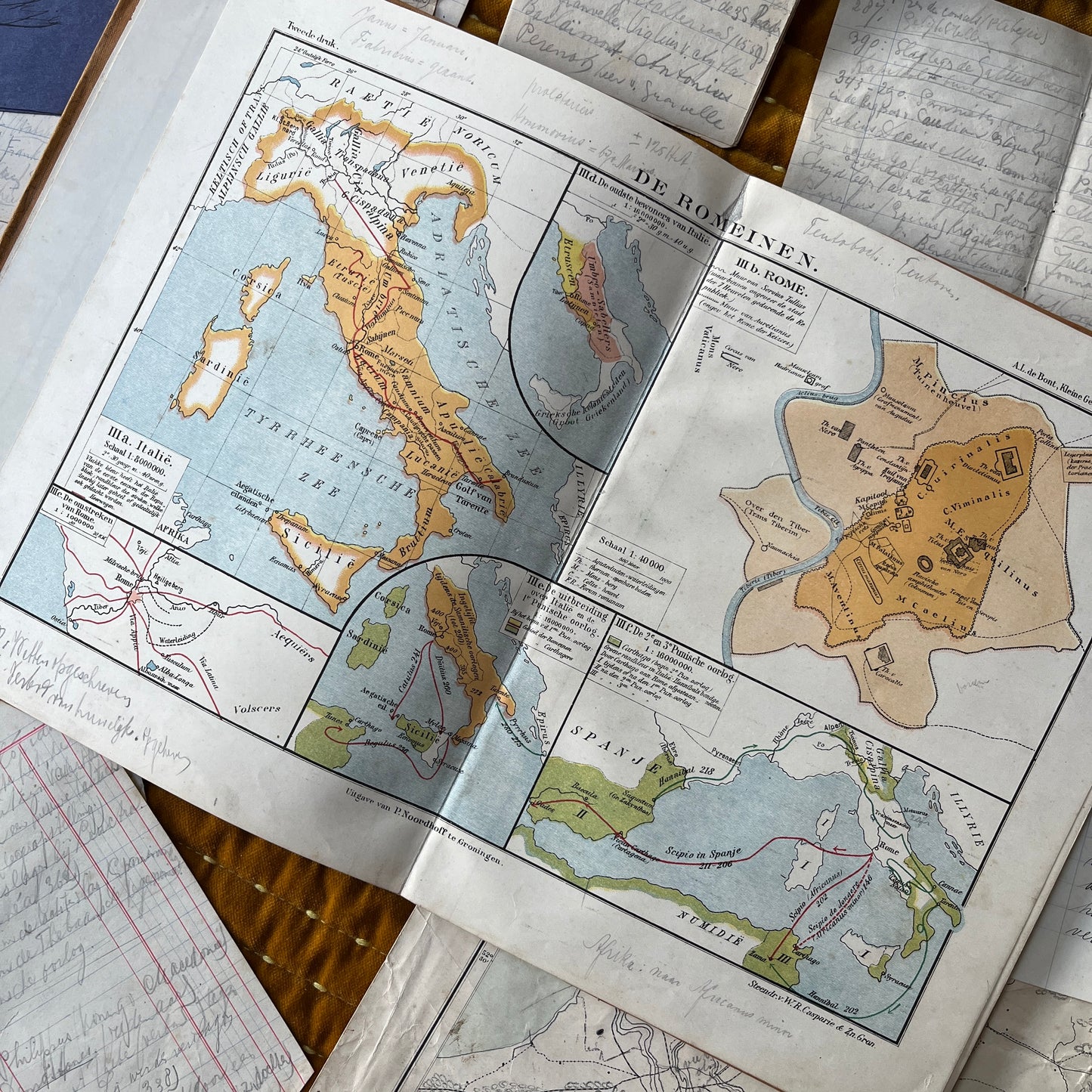 Antieke schoolatlas 1918 met persoonlijke notities