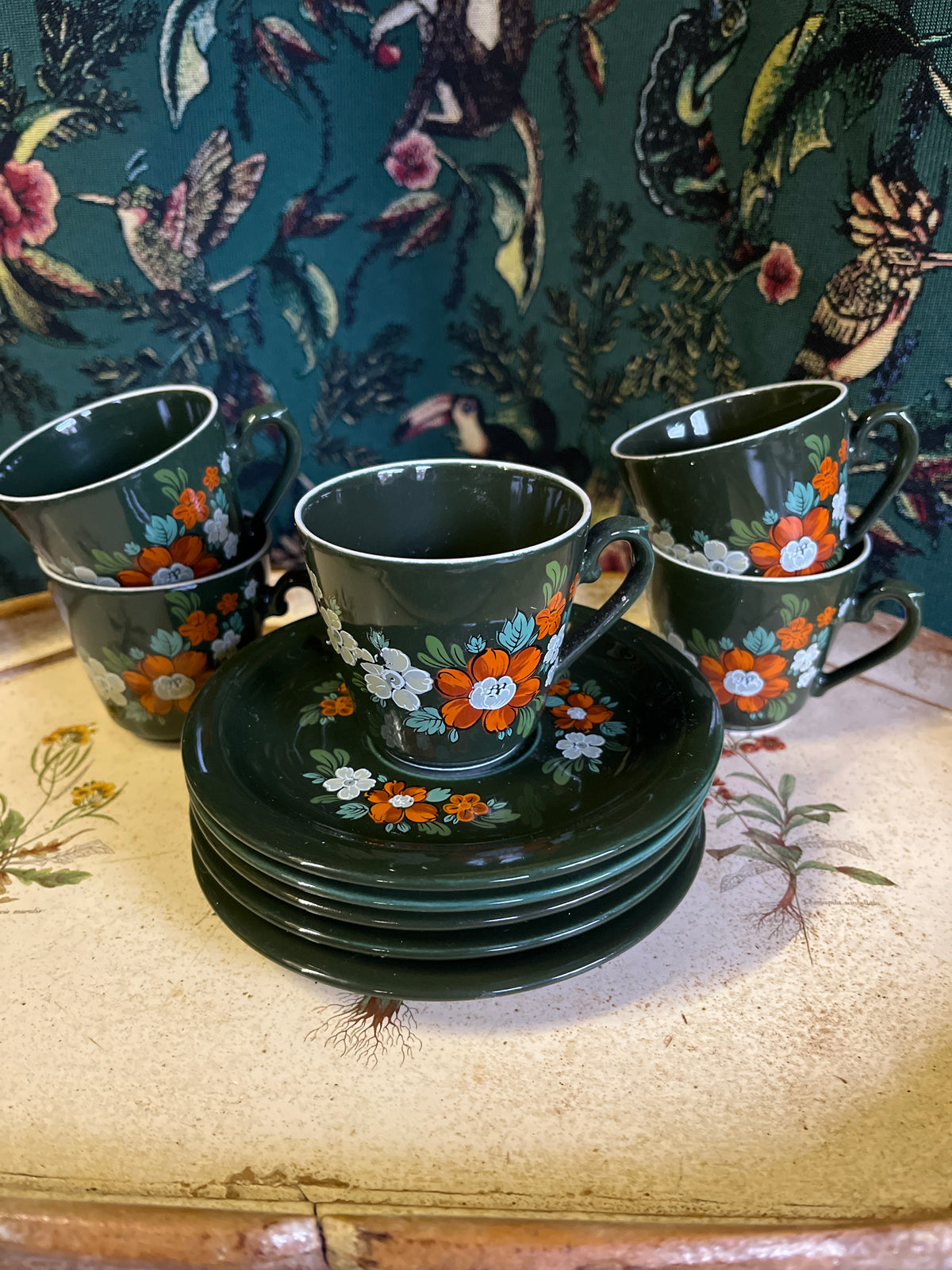 Set aus Retro-Kaffeetassen und Untertassen, grün und orange – De wereld van Kant