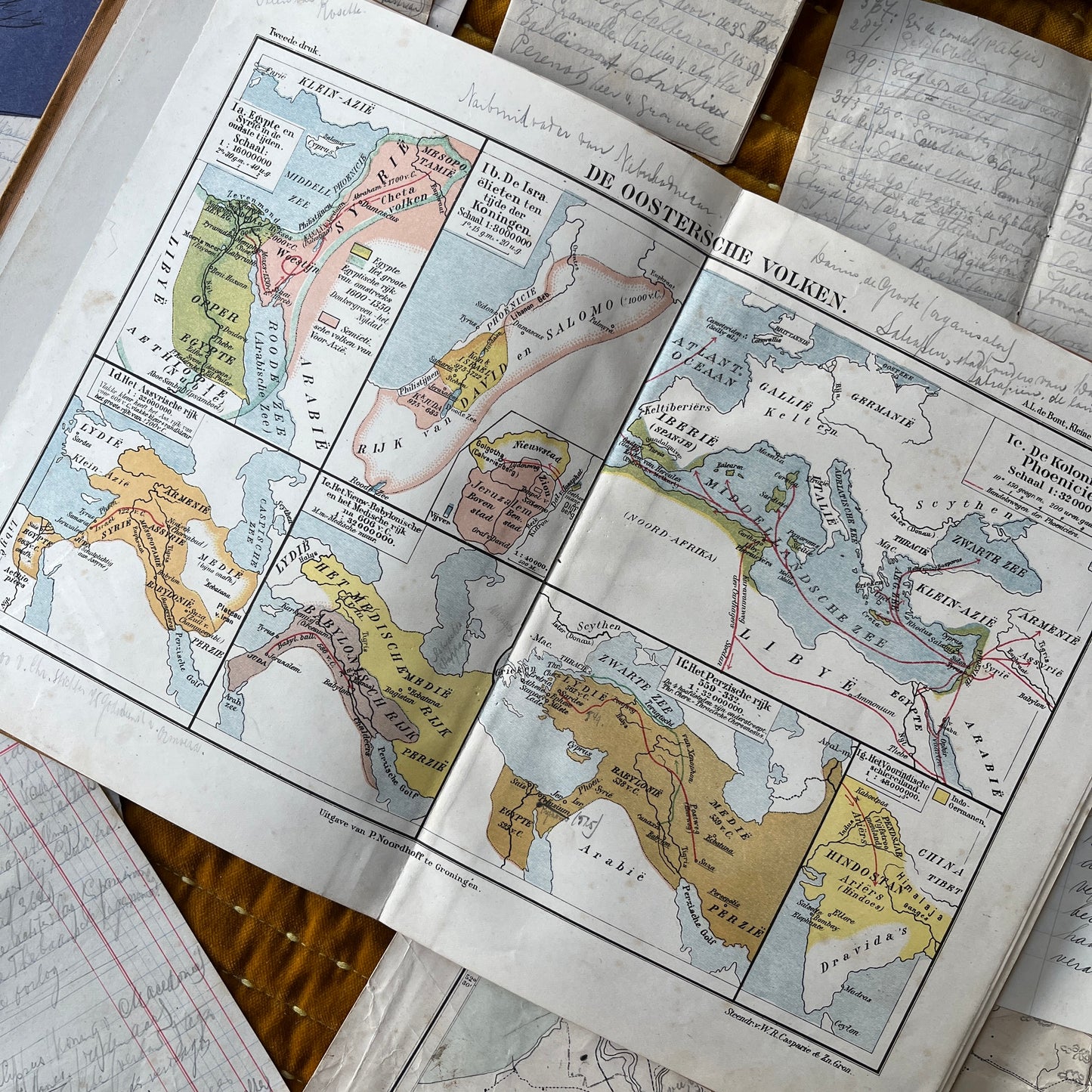 Antieke schoolatlas 1918 met persoonlijke notities