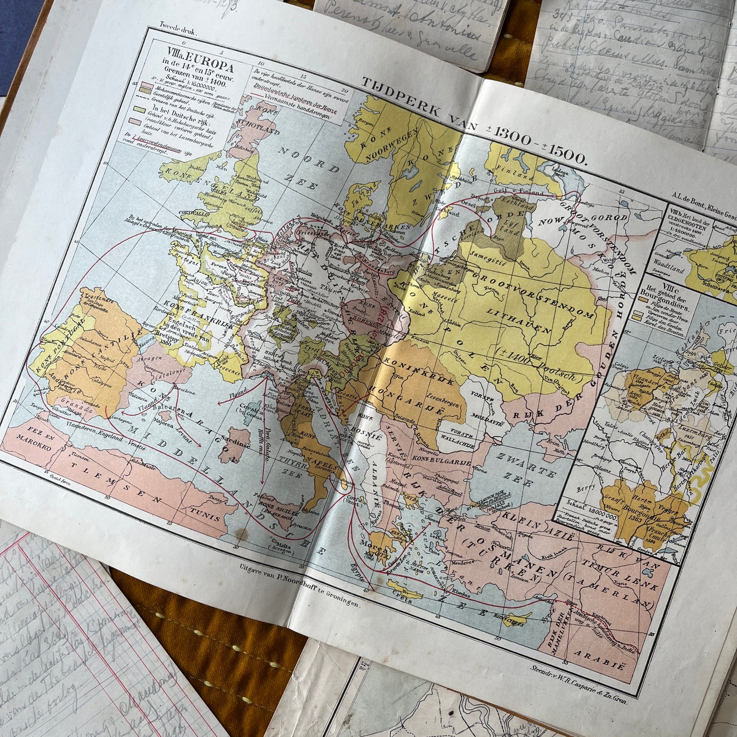 Antieke schoolatlas 1918 met persoonlijke notities