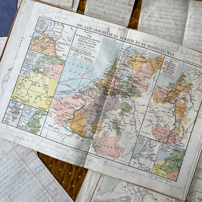 Antieke schoolatlas 1918 met persoonlijke notities