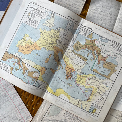 Antieke schoolatlas 1918 met persoonlijke notities