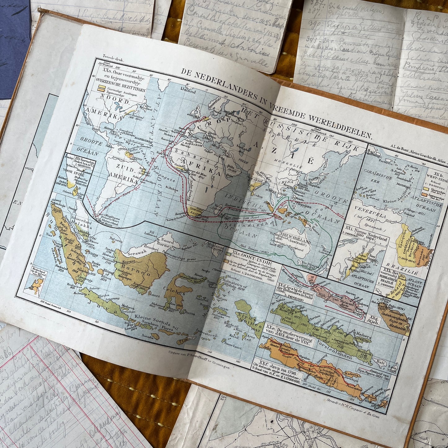 Antieke schoolatlas 1918 met persoonlijke notities