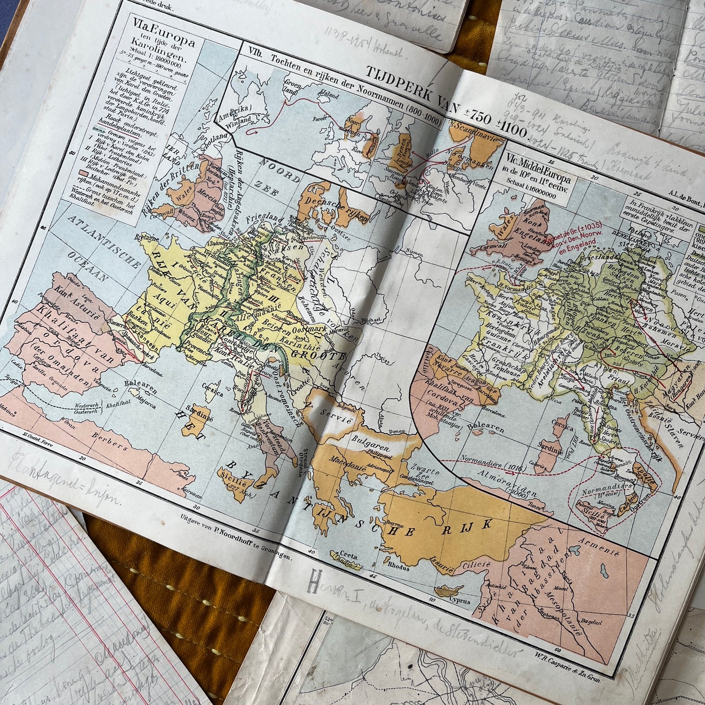 Antieke schoolatlas 1918 met persoonlijke notities