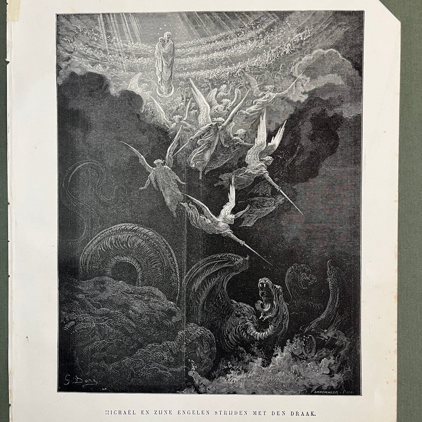 Michael en zijne engelen strijden met den draak. Originele houtgravure van Gustave Doré uit 1875.