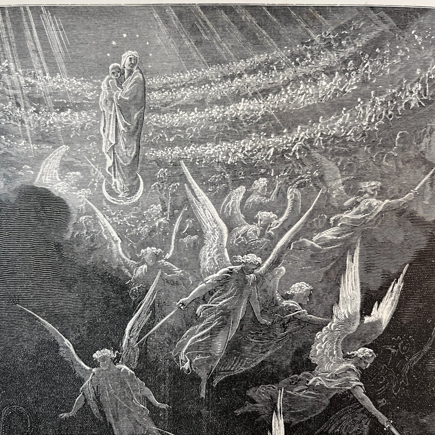 Michael en zijne engelen strijden met den draak. Originele houtgravure van Gustave Doré uit 1875.