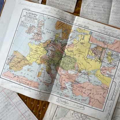 Antieke schoolatlas 1918 met persoonlijke notities