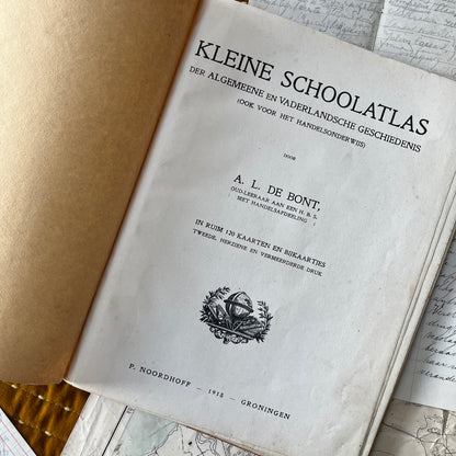 Antieke schoolatlas 1918 met persoonlijke notities