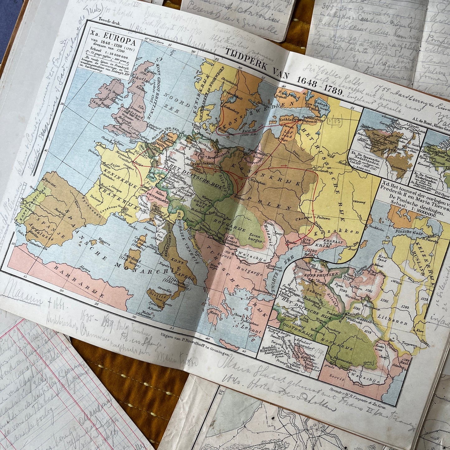 Antieke schoolatlas 1918 met persoonlijke notities