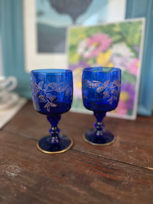 Set blauwe wijnglazen goude bloemen