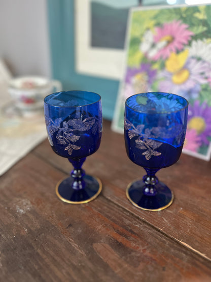 Set blauwe wijnglazen goude bloemen