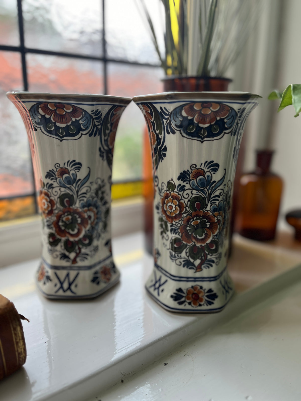 Schmale Vase Flora aus Keramik Delft – De wereld van Kant