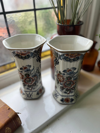 Schmale Vase Flora aus Keramik Delft