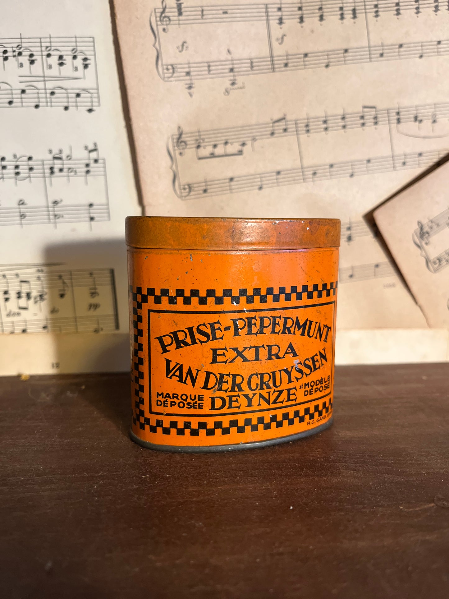 Antique Prize peppermint tin
