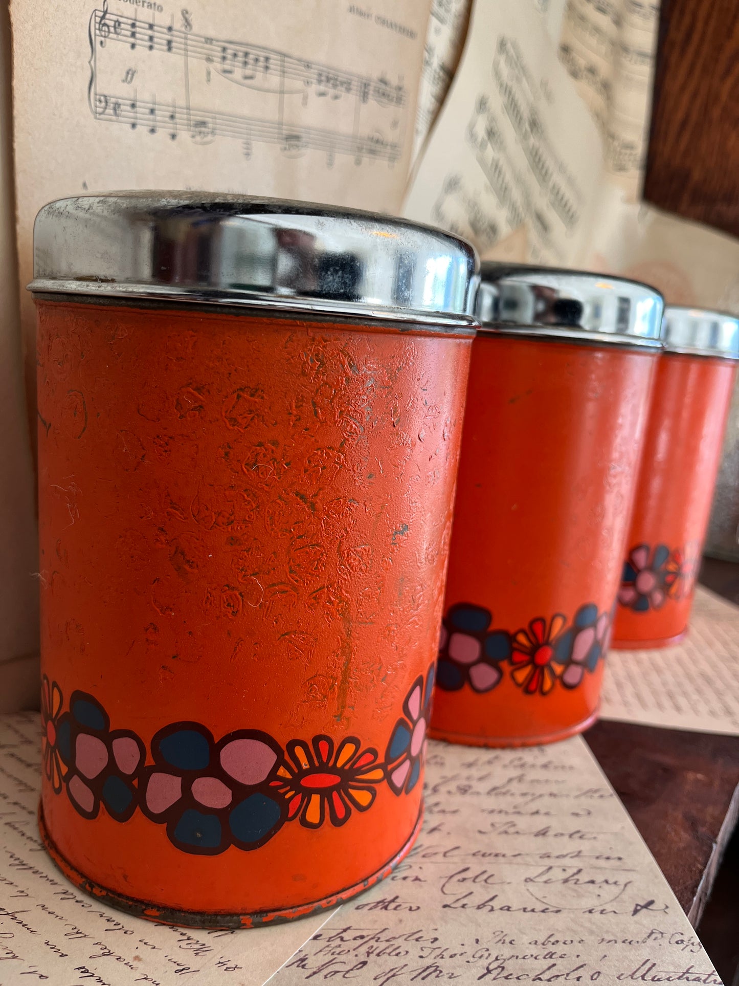 Set aus orangefarbenen Vintage-Dosen