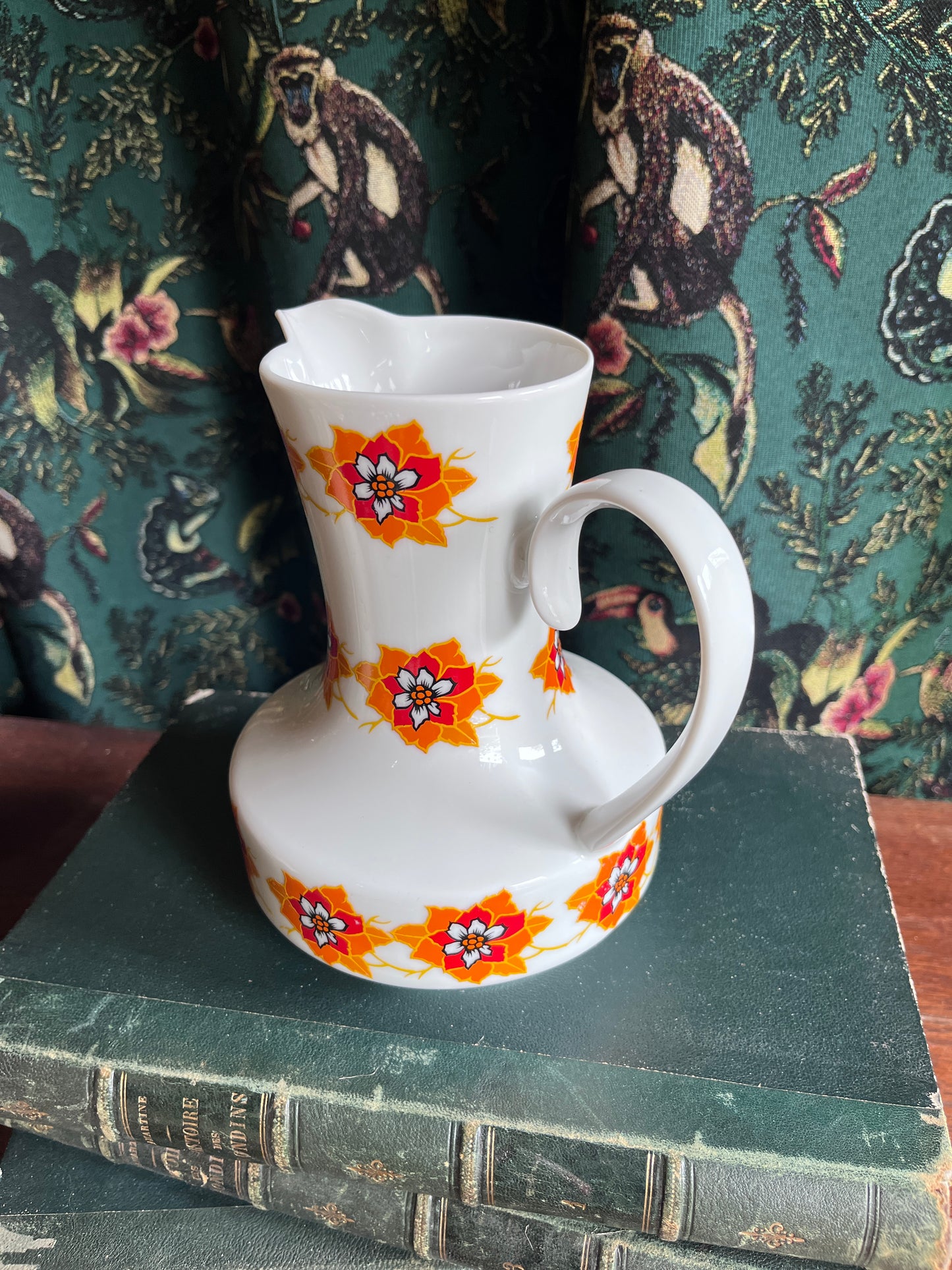 Retro karaf oranje bloemen