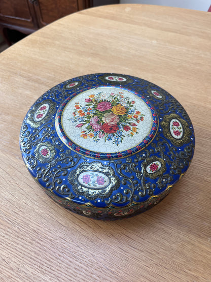 Koektrommel blik rond rozen