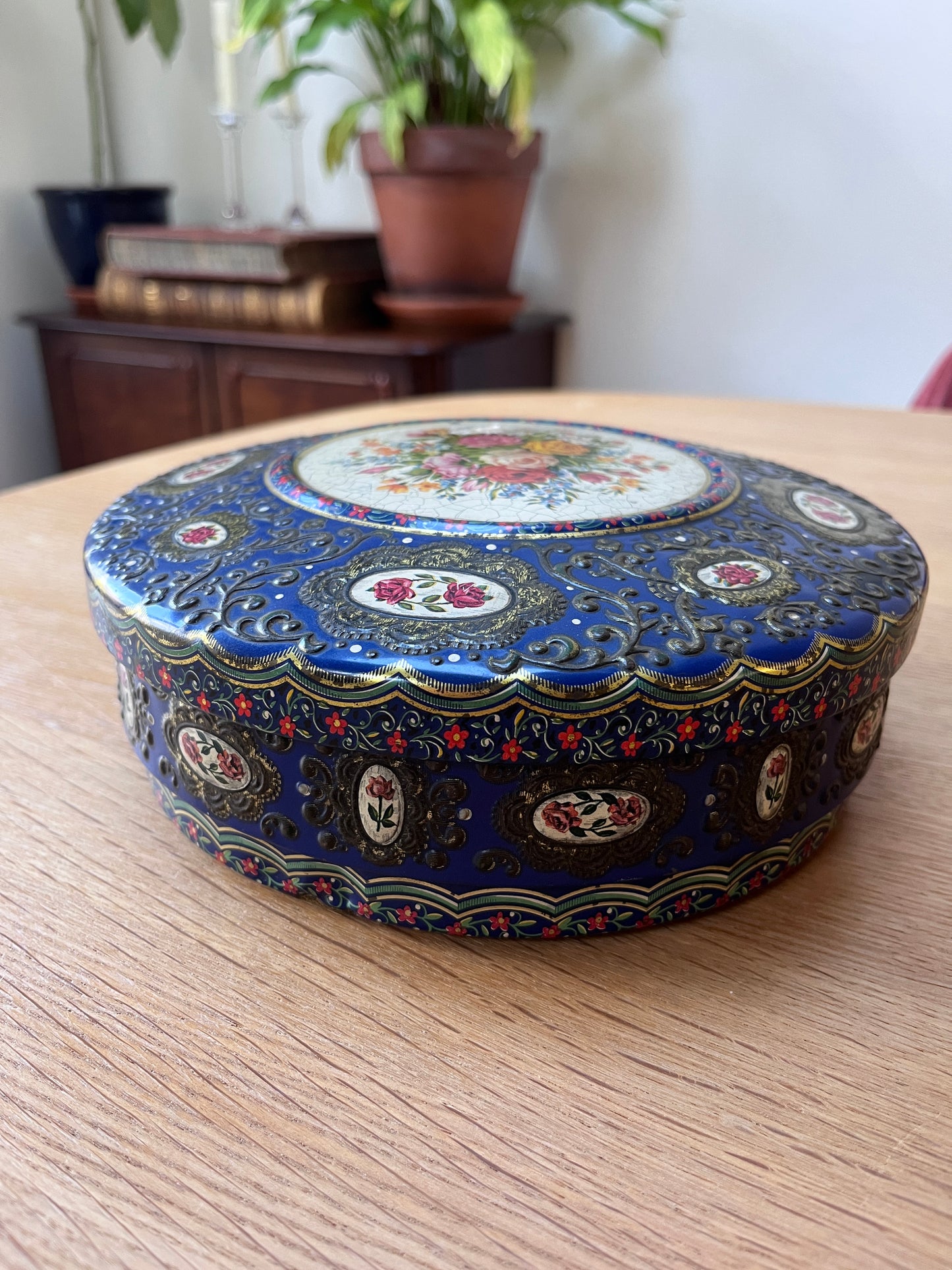 Koektrommel blik rond rozen