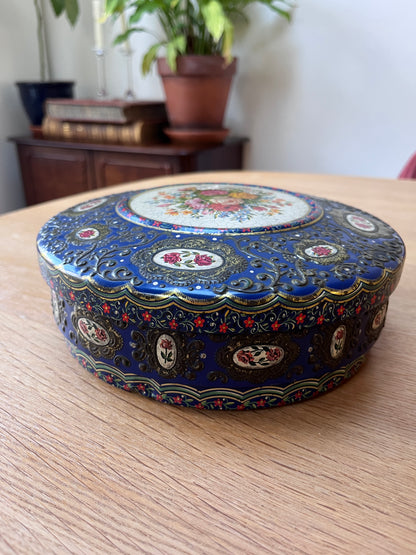 Koektrommel blik rond rozen