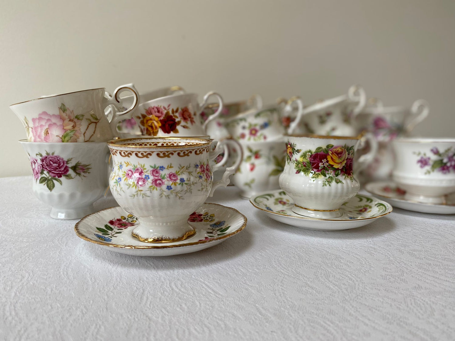 Vintage servies huren. High Tea Box aan huis bestellen. Verhuur voor een Downton Abbey tafel huren. Vintage & Pastries 