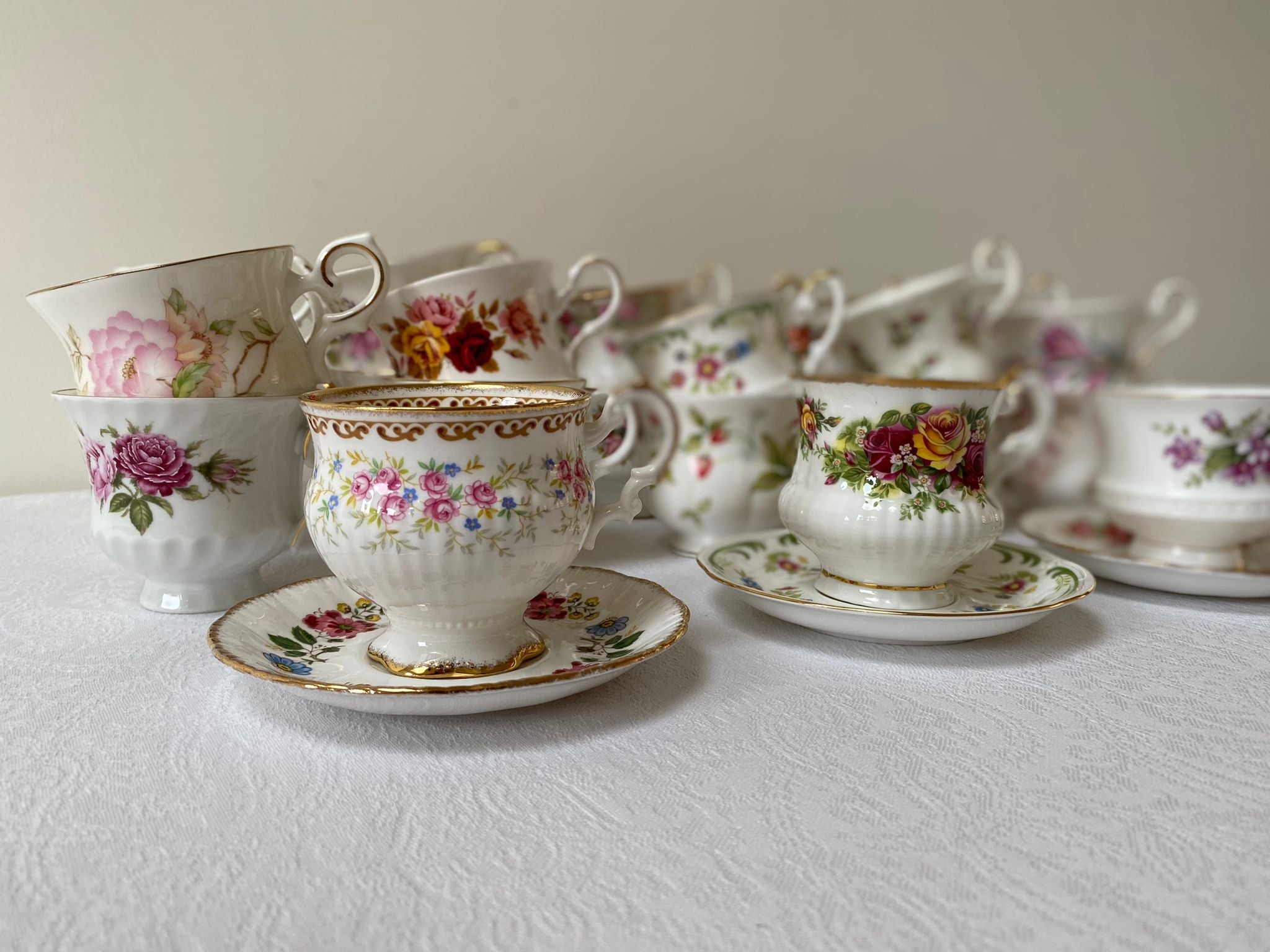 Vintage servies huren. High Tea Box aan huis bestellen. Verhuur voor een Downton Abbey tafel huren. Vintage & Pastries 