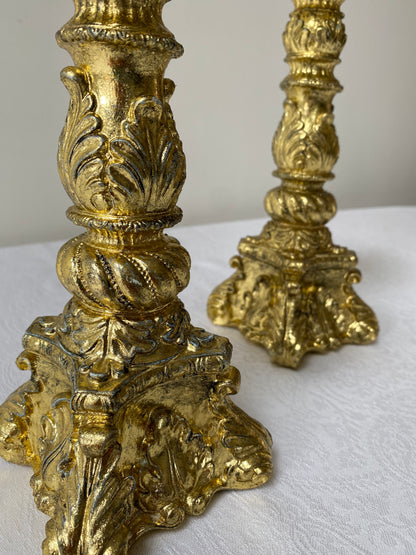 Set aus goldenen Kerzenständern